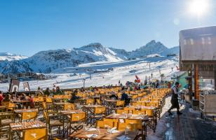 Tables dressées sur la terrasse du restaurant du Courcheneige à Courchevel