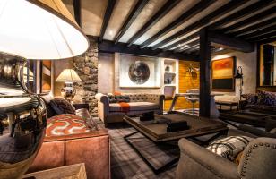 Intérieur du restaurant bar à Courchevel dans l'hôtel Courcheneige