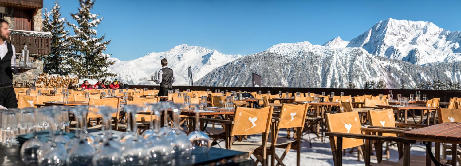 Serveur et tables dressées à l'extérieur du restaurant du Courcheneige à Courchevel