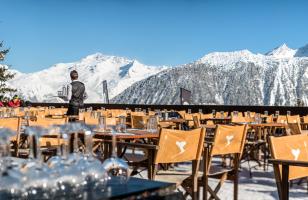 Serveur et tables dressées à l'extérieur du restaurant du Courcheneige à Courchevel