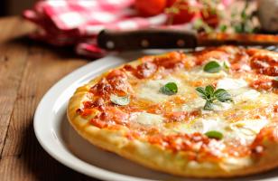 Pizza cuite dans une assiette sur une table du restaurant de l'hôtel Courcheneige