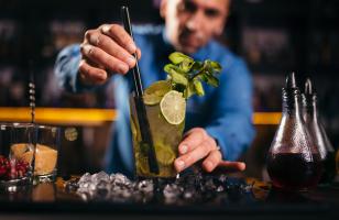 Barman qui prépare un cocktail derrière le Grrizzly Bar à Courchevel