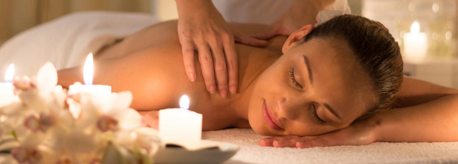 Femme qui se fait masser au spa à Courchevel