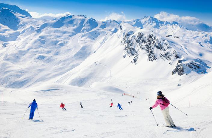 Skieurs qui descendent la piste à Courchevel