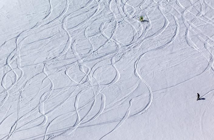 Skieurs vus d'en haut sur la piste à Courchevel