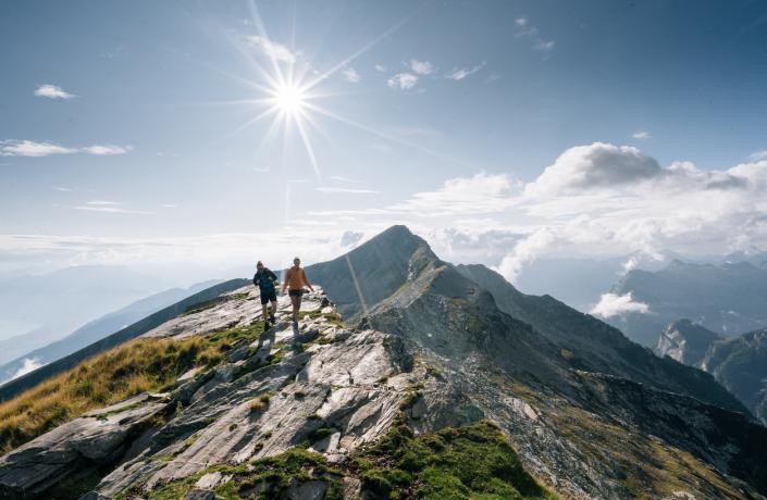 Deux personnes qui courent sur la crête d'une montagne à Courchevel en été