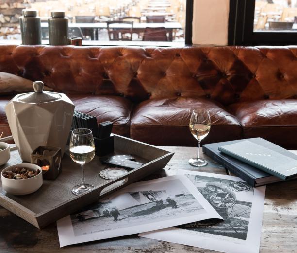 Apéro dans le salon de l'hôtel Courcheneige à Courchevel