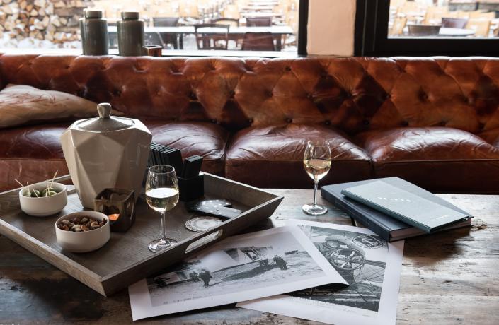 Apéro dans le salon de l'hôtel Courcheneige à Courchevel