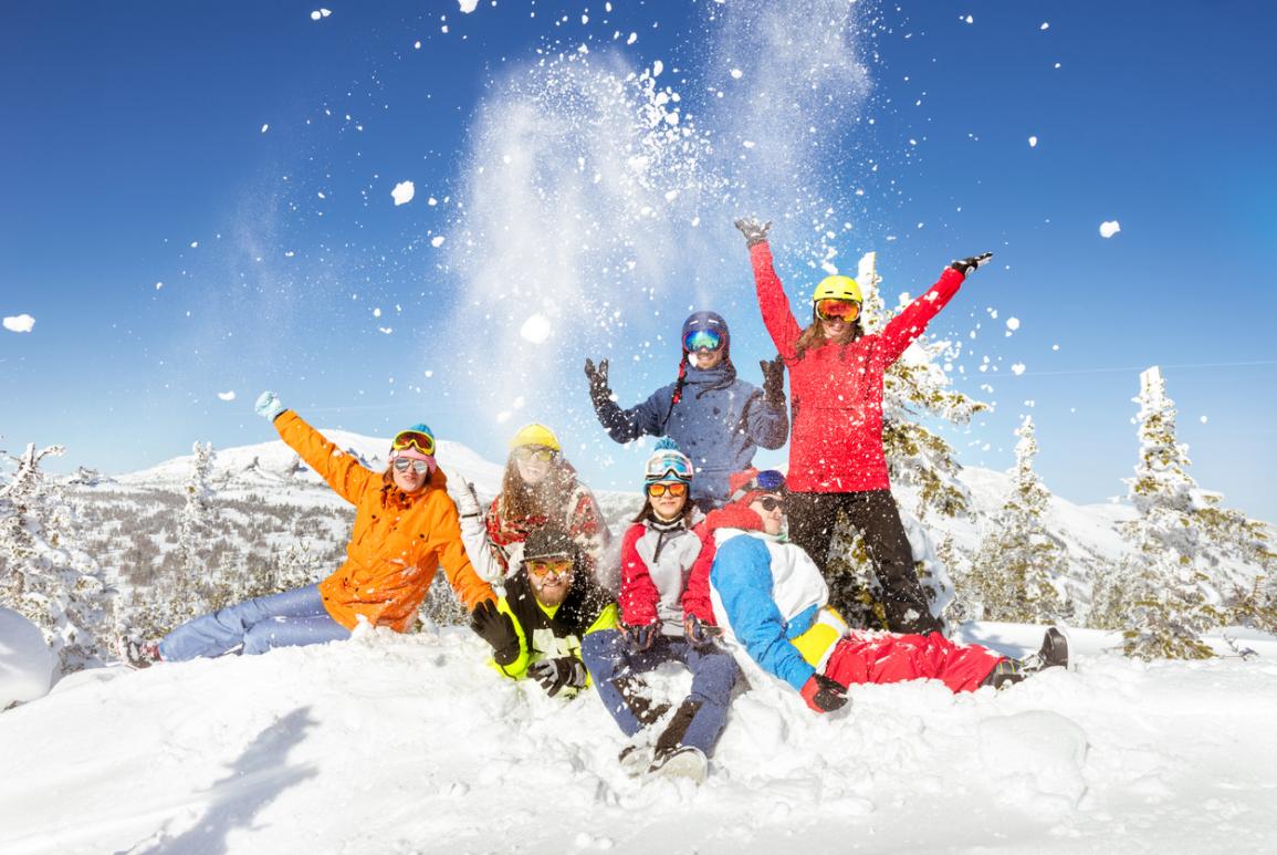 Famille dans la neige en tenue de ski
