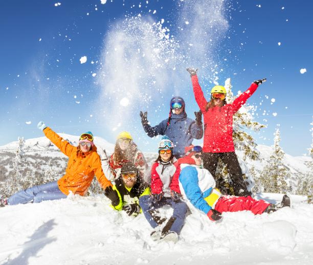 Famille dans la neige en tenue de ski