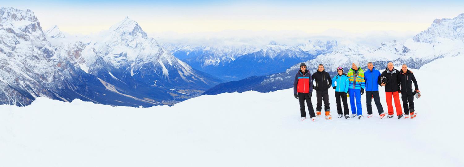 Panorama d'une famille dans la neige au Courcheneige avec les montagnes en arrière plan