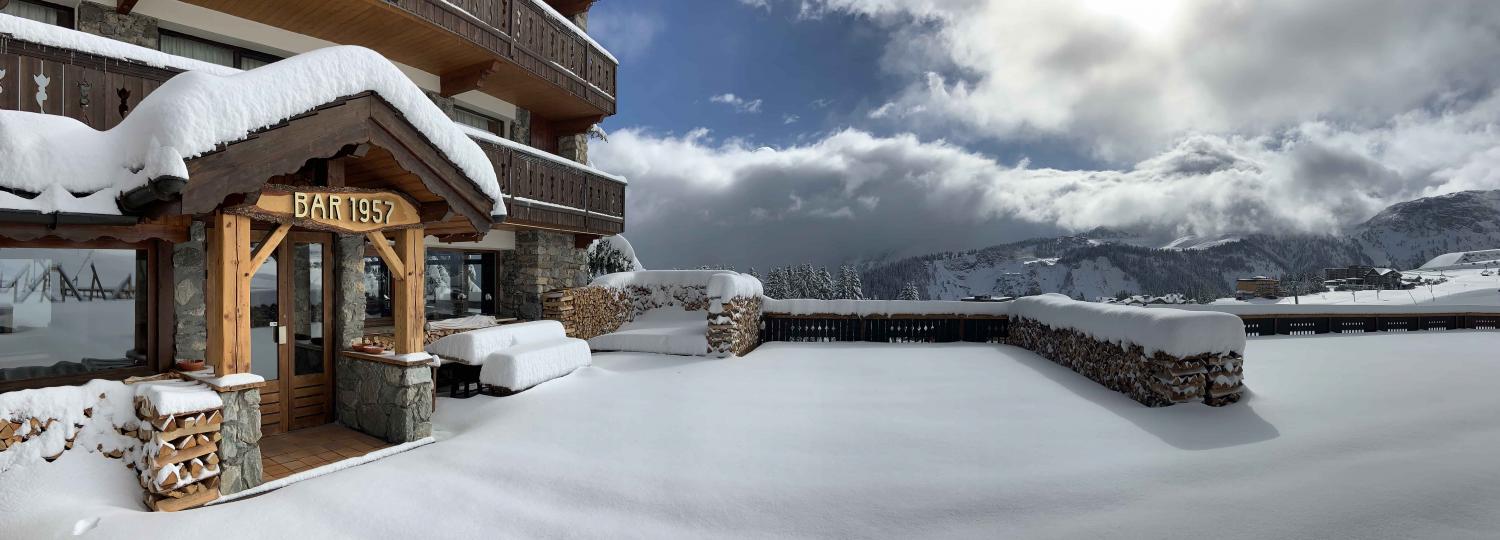 Bar 1957 du Courcheneige vu de l'extérieur en pleine saison sous la neige