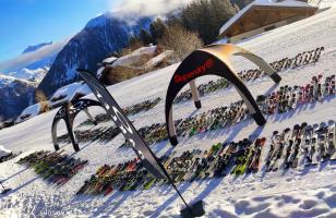 Skis à l'extérieur du Courcheneige dans la neige