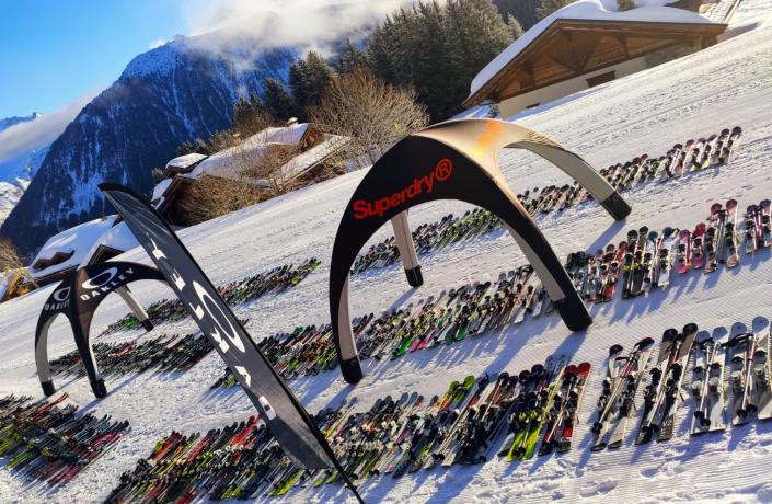 Skis à l'extérieur du Courcheneige