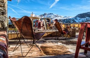 Fauteuils sur la terrasse du Courcheneige