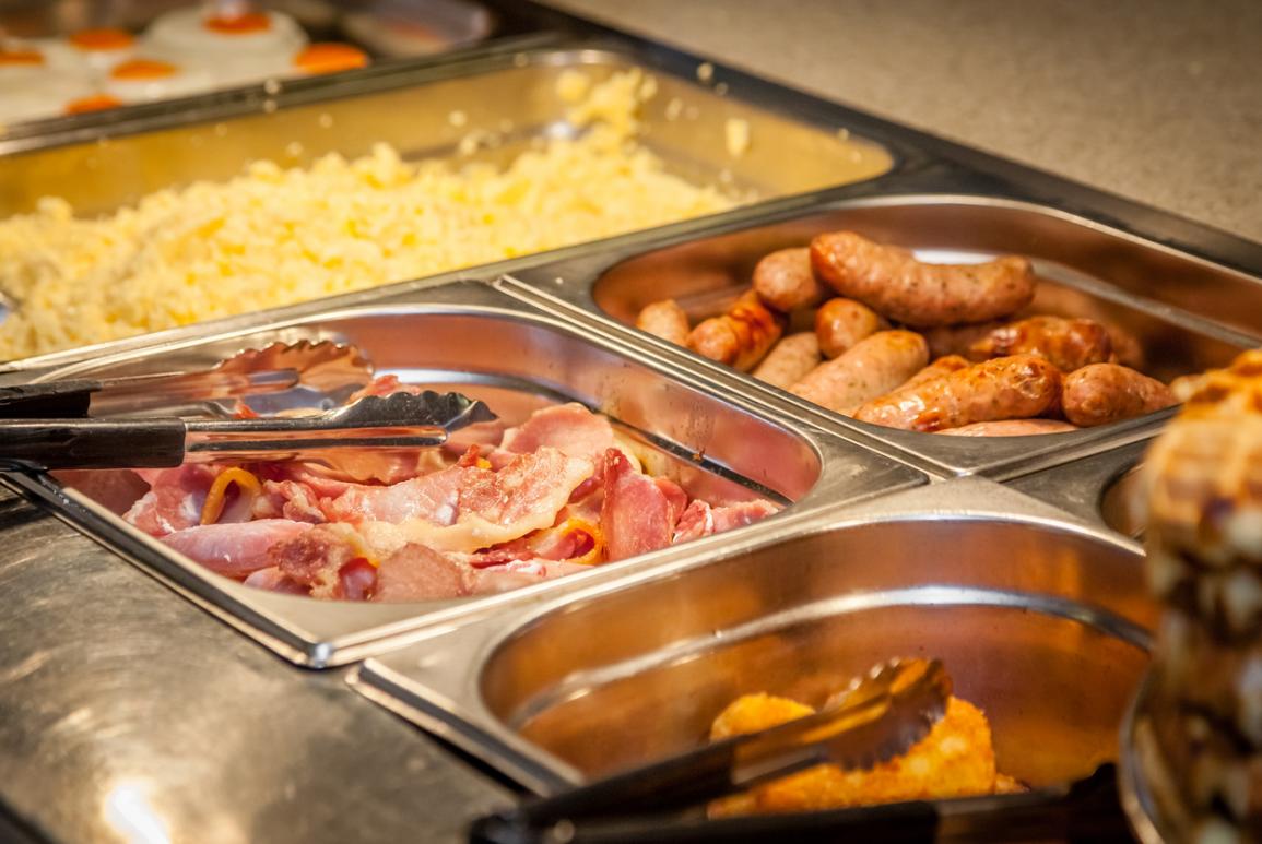Œufs brouillés, saucisses et bacon du buffet petit-déjeuner du Courcheneige