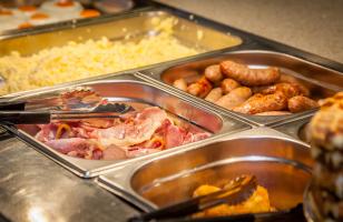 Œufs brouillés, saucisses et bacon du buffet petit-déjeuner du Courcheneige
