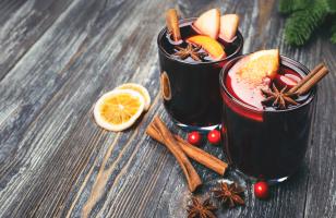 Deux cocktails à la cannelle sur une table en bois dans l'hôtel Courcheneige