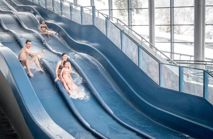 Toboggan à la piscine de l'espace bien-être du Courcheneige, spa à Courchevel