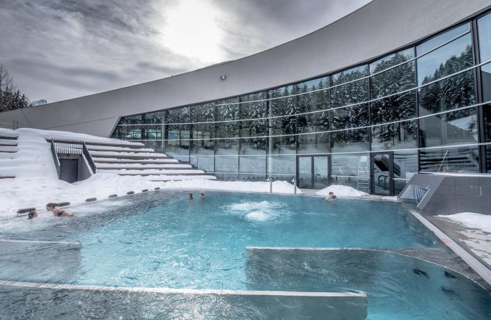 Piscine extérieure dans le spa à Courchevel du Courcheneige