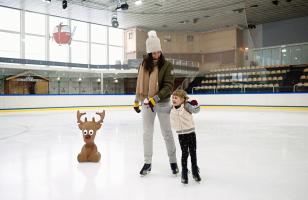 Une mère et son enfant qui font de la patinoire à Courchevel