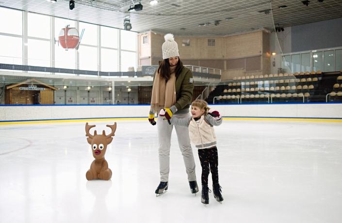 Une mère et son enfant qui font de la patinoire à Courchevel