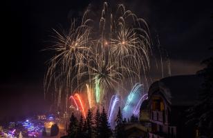 Feux d'artifices pendant une nuit d'hiver à Courchevel