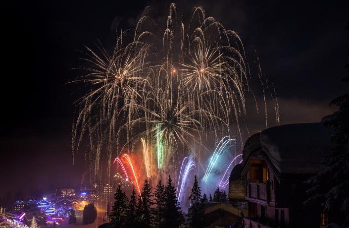 Feux d'artifices pendant une nuit d'hiver à Courchevel