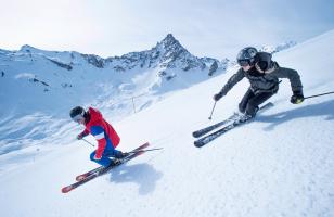 Deux personnes qui descendent une pistes à skis