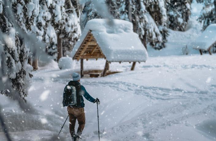 Un homme qui fait des raquettes dans la neige en plein hiver à Courchevel