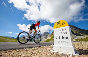 Cycliste sur le col de la Loze proche de Courchevel en plein été