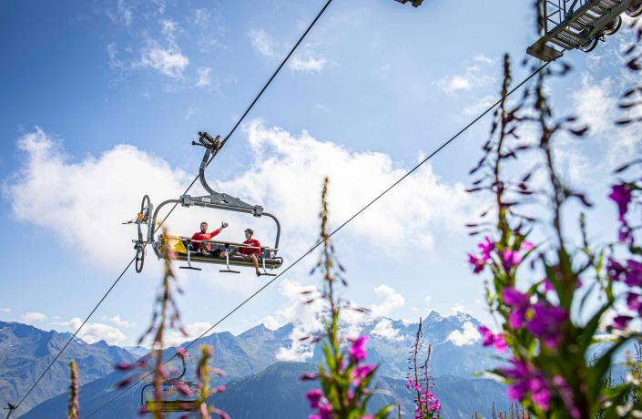 Deux personnes sur un téléphérique à Courchevel pendant l'été