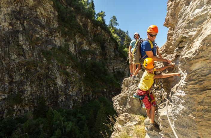 Famille qui fait de l'escalade à Courchevel en été