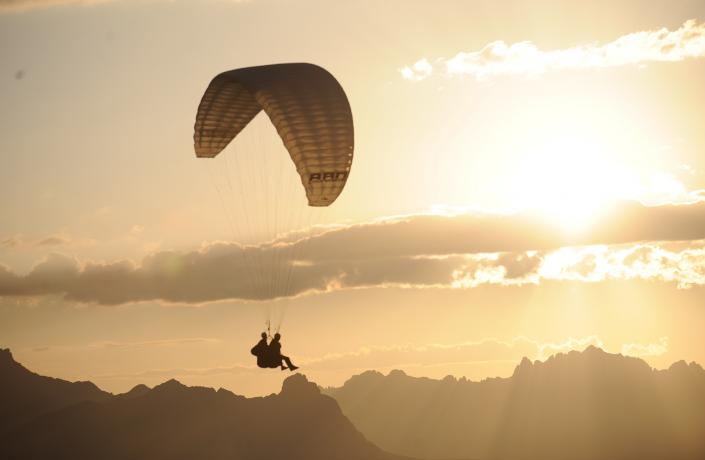 Deux personnes qui font du parapente pendant l'été à Courchevel