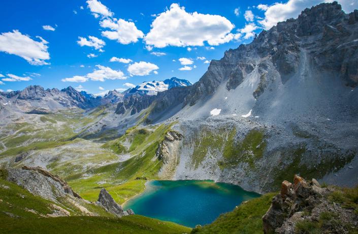 Vue sur la montagne de Courchevel en plein été