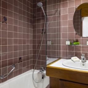 Salle de bain avec baignoire de l'hôtel Courcheneige au coeur de Courchevel