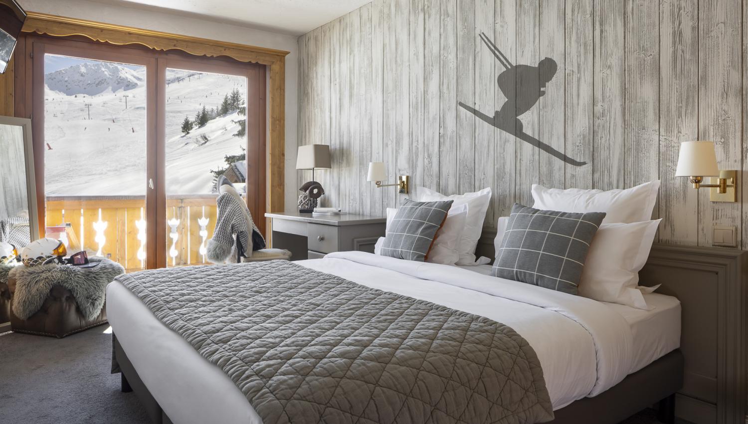 Chambre double tons gris de l'hôtel Courcheneige avec vue sur les pistes de Courchevel 1850