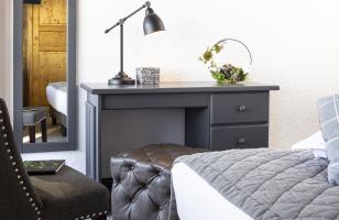 Bureau gris dans une chambre double du Courcheneige