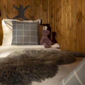 Lit d'enfant dans une chambre de l'hôtel Courcheneige à Courchevel