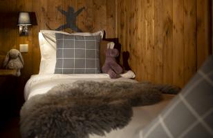 Lit d'enfant dans une chambre de l'hôtel Courcheneige à Courchevel