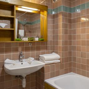Salle de bain avec baignoire de l'hôtel Courcheneige à Courchevel