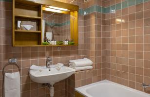 Salle de bain avec baignoire de l'hôtel Courcheneige à Courchevel