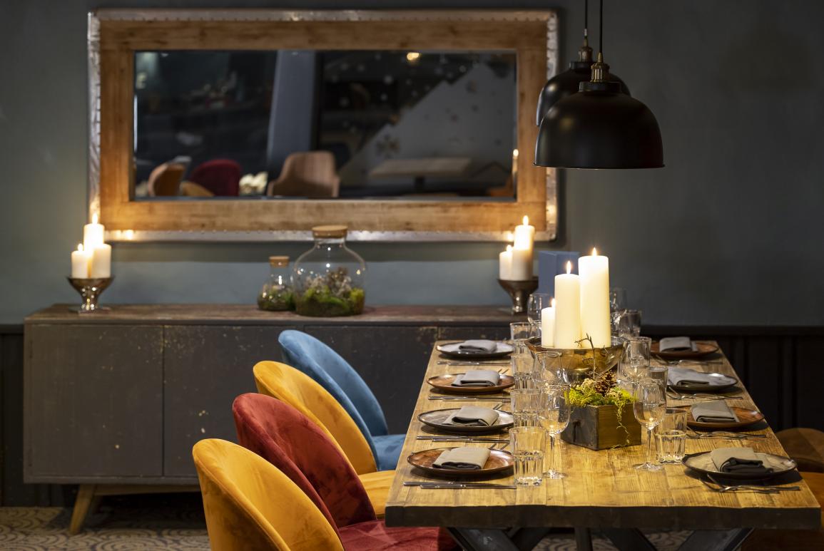 Table dressée en intérieur de l'hôtel Courcheneige à Courchevel