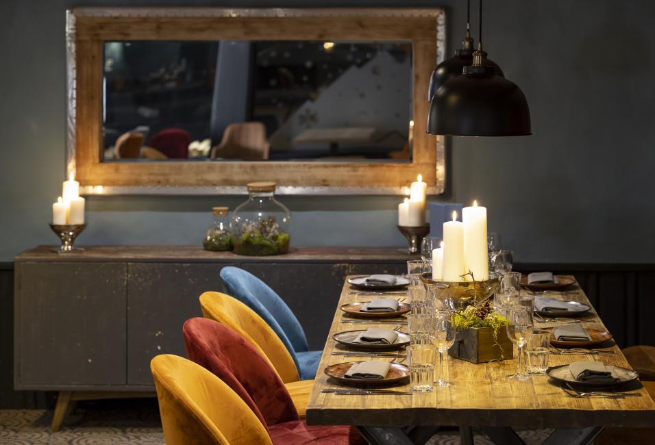 Table dressée en intérieur de l'hôtel Courcheneige à Courchevel