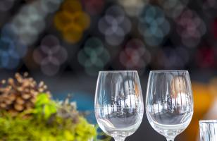 Deux verres de vin vidées sur une table dressée du restaurant du Courcheneige