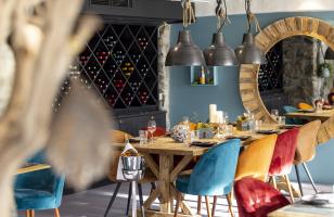 Table du restaurant du Courcheneige dressée avec cave à vin dans le fond