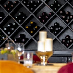 Meuble rempli de bouteilles de vin dans la salle du restaurant du Courcheneige
