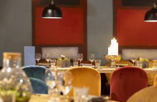 Tables dressées dans le restaurant du Courcheneige à Courchevel