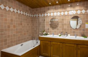 Salle de bain avec baignoire de l'hôtel Courcheneige 4 étoiles à Courchevel