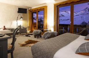 Chambre triple de l'hôtel Courcheneige avec balcon vue sur les pistes